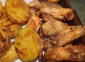 Foto principal de Alitas de pollo con patatas cocidas al grill