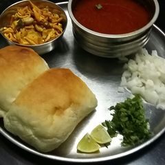 A picture of Misal pav.