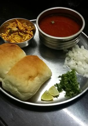 A picture of Misal pav.