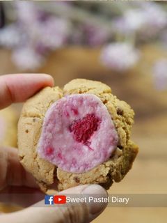 รูปของ สูตรคุกกี้ ราสเบอรี่ ชีสเค้ก  Raspberry Cheesecake Cookies