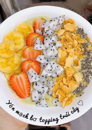 Hình của món Yến mạch bơ topping trái cây.