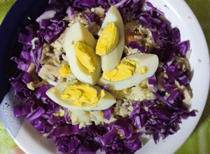 Una foto de Salpicón de pollo con repollo morado