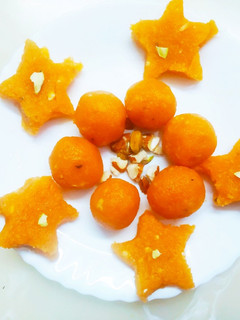 मैंगो कोकोनट बर्फी लड्डू (Mango coconut barfi laddu recipe in hindi) रेसिपी मुख्य फोटो