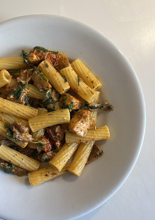 Una foto de Pasta cremosa con pollo