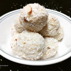 A picture of Coconut Ladoos.