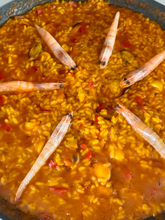 Una foto de Paella de pescado y marisco
