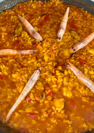 Una foto de Paella de pescado y marisco