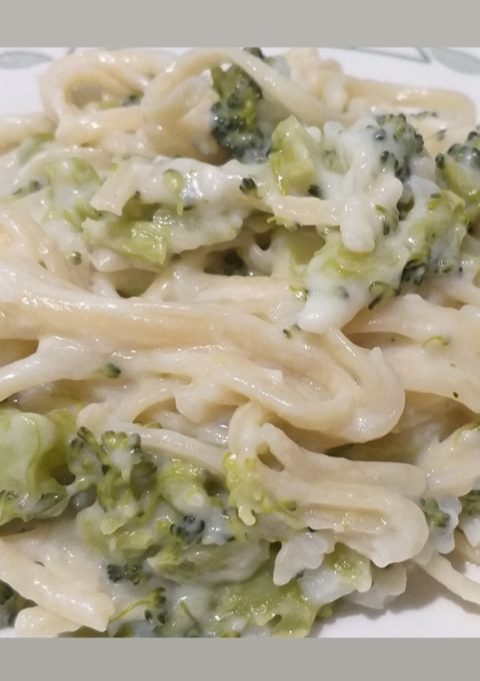 Una foto de Fideos con salsa de brócoli