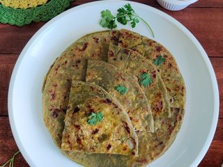 Paalak Paneer Paratha (Spinach And Cottage Cheese Flatbread)