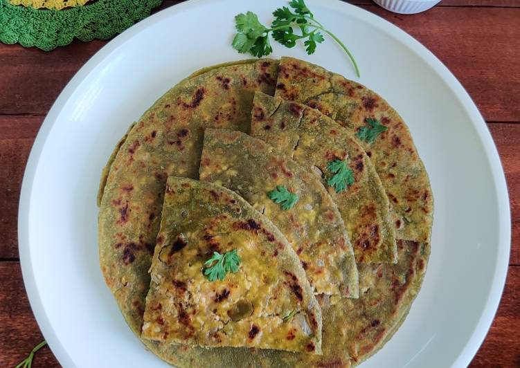 Easiest Way to Make Homemade Paalak Paneer Paratha (Spinach And Cottage Cheese Flatbread)