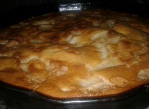 Una foto de Tarta de manzana 🍎 Invertida, riquísima y fácil. 4 pasos