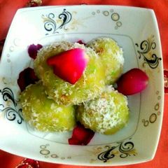 A picture of Coconut ladoo.