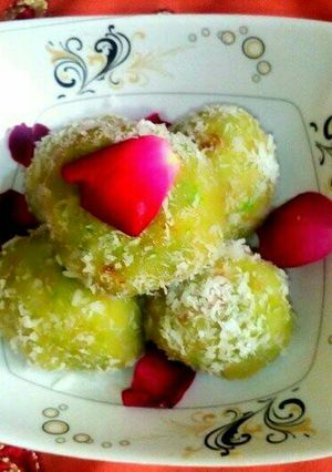 A picture of Coconut ladoo.