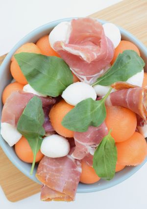 Une photo de Salade de melon, mozzarella et jambon sec