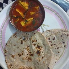A picture of Matar paneer.