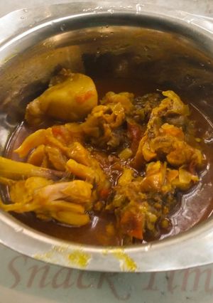 A picture of Chicken with tomato.