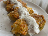 Patatas rellenas de boloñesa con salsa agria