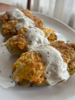 Una foto de Patatas rellenas de boloñesa con salsa agria
