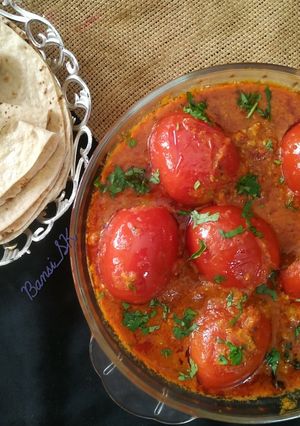 ભરેલા ટામેટાં સબ્જી (Stuffed Tomato Sabji Recipe In Gujarati) રેસીપી મુખ્ય ફોટો