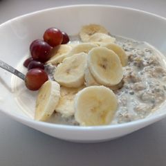 A picture of Cinnamon oatmeal with banana & Grape.