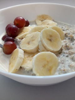 A picture of Cinnamon oatmeal with banana & Grape.