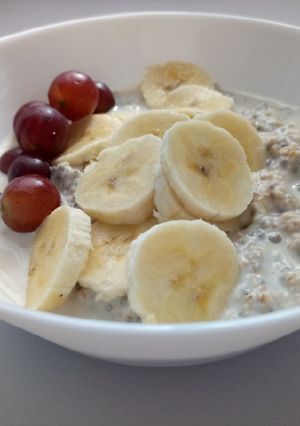 A picture of Cinnamon oatmeal with banana & Grape.