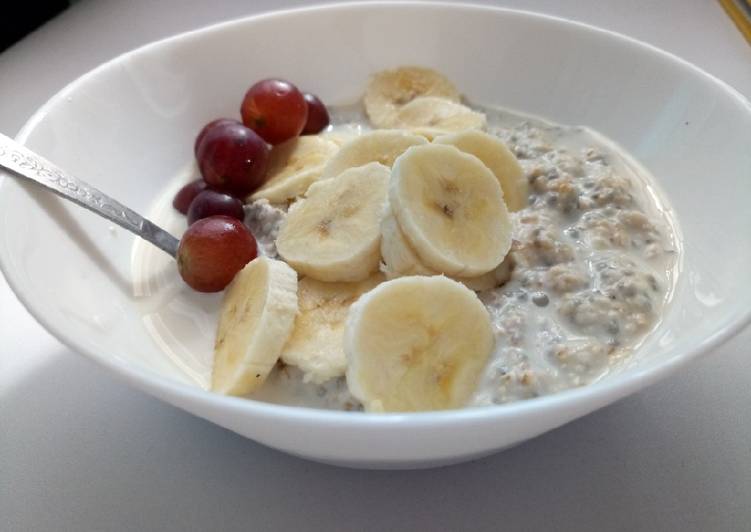 Easiest Way to Prepare Any-night-of-the-week Cinnamon oatmeal with banana &amp; Grape