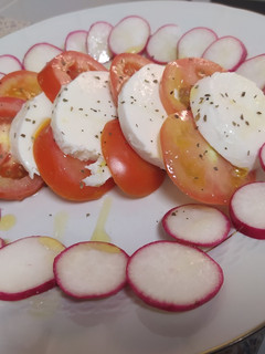 Una foto de Ensalada caprese a mi estilo