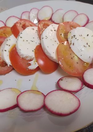 Una foto de Ensalada caprese a mi estilo