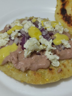 Una foto de Arepa🥯con dip🥓de mortadela casera y queso🥯🫓🧀