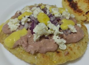 Una foto de Arepa🥯con dip🥓de mortadela casera y queso🥯🫓🧀
