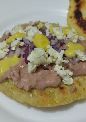 Una foto de Arepa🥯con dip🥓de mortadela casera y queso🥯🫓🧀