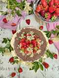 Torta alla crema di latte fragole e sambuco