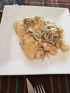 Una foto de Merluza en salsa con gambas y gulas