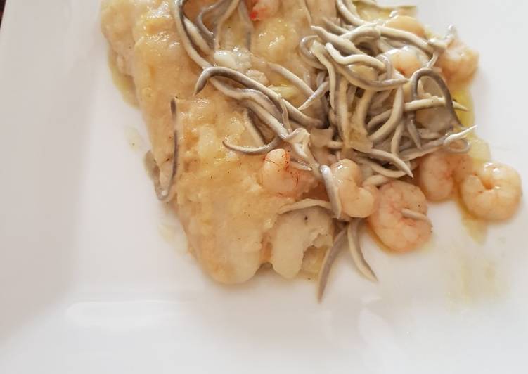 Merluza en salsa con gambas y gulas