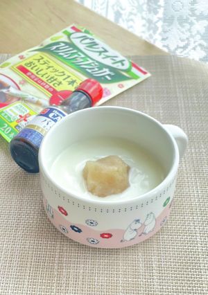 A picture of Vanilla Yogurt with Sweet White Bean Paste.