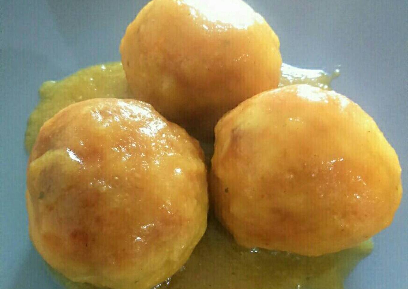 Albóndigas de pollo con salsa de cebolla y curry