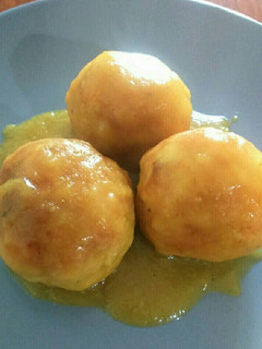 Una foto de Albóndigas de pollo con salsa de cebolla y curry