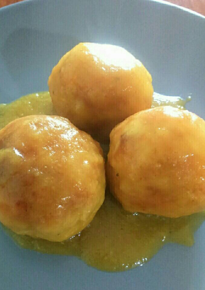 Una foto de Albóndigas de pollo con salsa de cebolla y curry