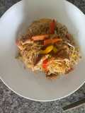 Wok de cerdo con pasta de arroz y vegetales (libre de gluten)