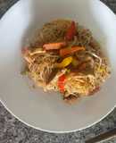 Wok de cerdo con pasta de arroz y vegetales (libre de gluten)