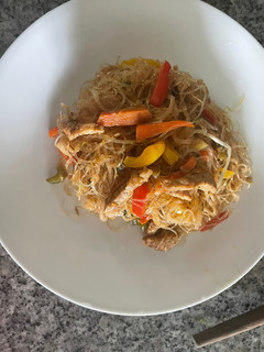 Una foto de Wok de cerdo con pasta de arroz y vegetales (libre de gluten)