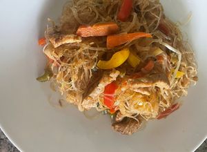 Una foto de Wok de cerdo con pasta de arroz y vegetales (libre de gluten)