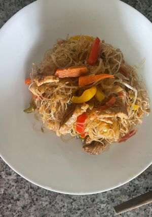Una foto de Wok de cerdo con pasta de arroz y vegetales (libre de gluten)