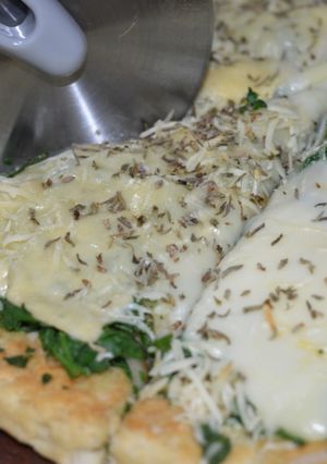 Una foto de Pizza de espinaca a los tres quesos
