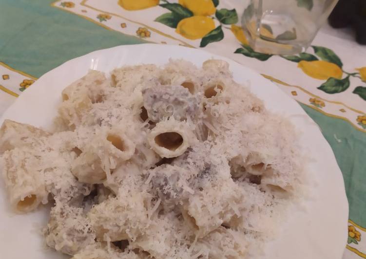 Mezze maniche panna e salsiccia