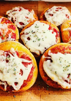 A picture of Mini Buffet Pizzas with Sourdough Starter.