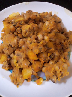 A picture of Beans and Irish petatoes.