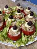 Tomates rellenos con atún y lechuga manteca en decoración