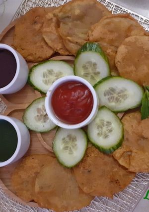 A picture of Aloo katli pakoray.